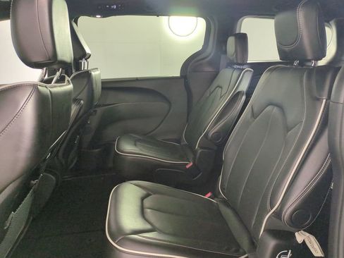 Used 2025 Chrysler Pacifica Limited image 16