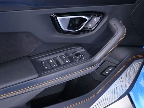 Used 2021 Lamborghini Urus AWD/4WD image 33