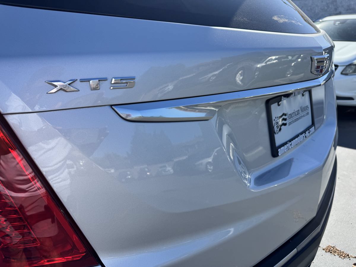Used 2017 Cadillac XT5 Luxury w/ Driver Awareness Package FWD image 17