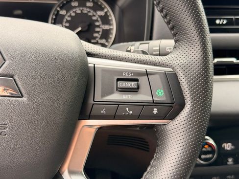 Used 2025 Mitsubishi Outlander SE FWD image 27