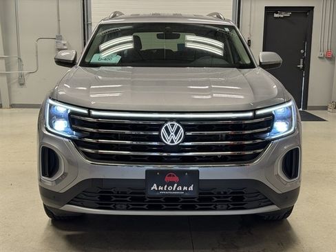Used 2025 Volkswagen Atlas SE FWD image 2