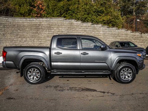 Used 2017 Toyota Tacoma SR5 image 4