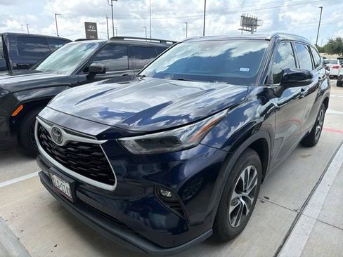 Used 2021 Toyota Highlander XLE FWD image 1