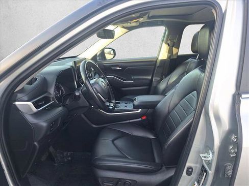 Certified 2023 Toyota Highlander XLE image 10