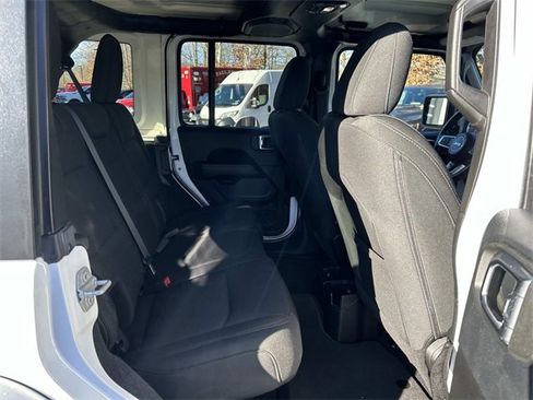 Used 2018 Jeep Wrangler Unlimited Sahara image 15