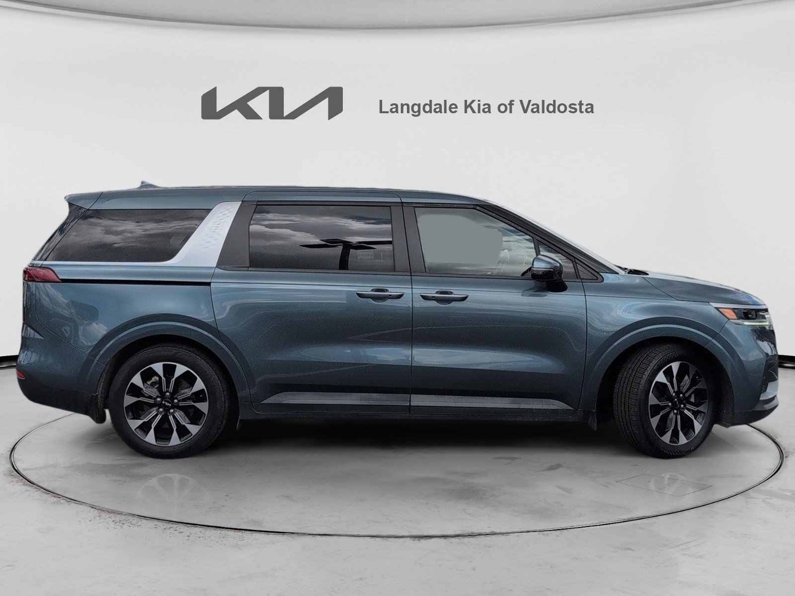 Used 2024 Kia Carnival EX FWD image 3