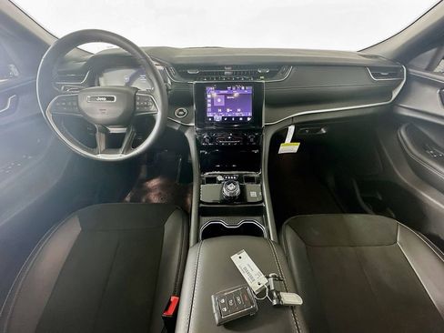 New 2025 Jeep Grand Cherokee Altitude image 9