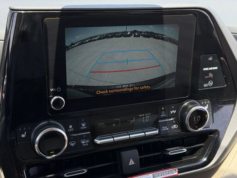 Used 2025 Toyota Highlander XLE AWD/4WD image 19