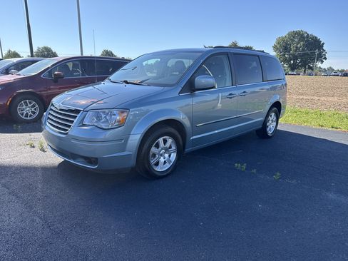 Used 2009 Chrysler Town & Country Touring FWD image 1