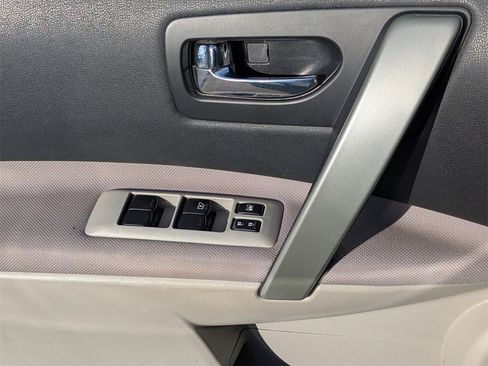 Used 2011 Nissan Rogue SV image 25