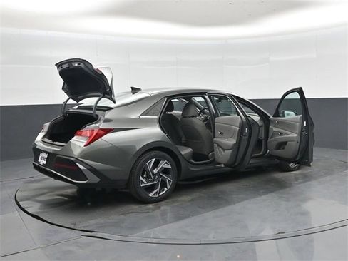 Used 2025 Hyundai Elantra SEL image 46