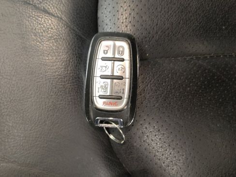 Used 2020 Chrysler Pacifica Touring-L image 32