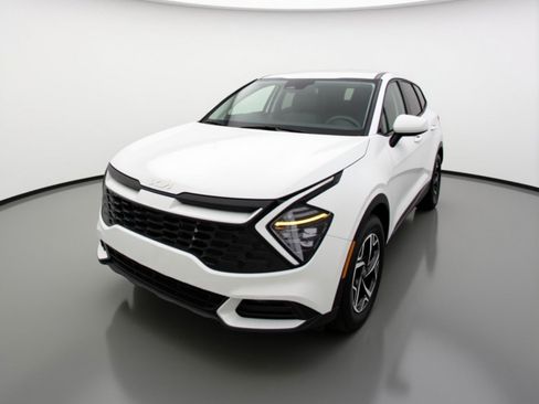 Used 2025 Kia Sportage LX image 3