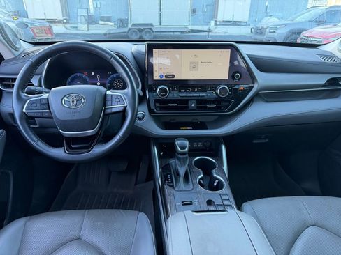 Used 2023 Toyota Highlander Limited FWD image 7