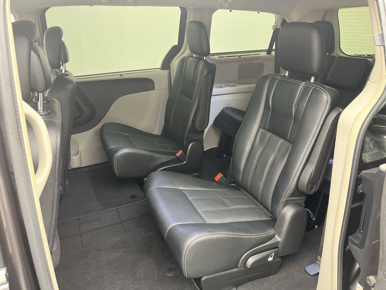 Used 2015 Chrysler Town & Country Touring-L w/ Driver Convenience Group FWD image 11