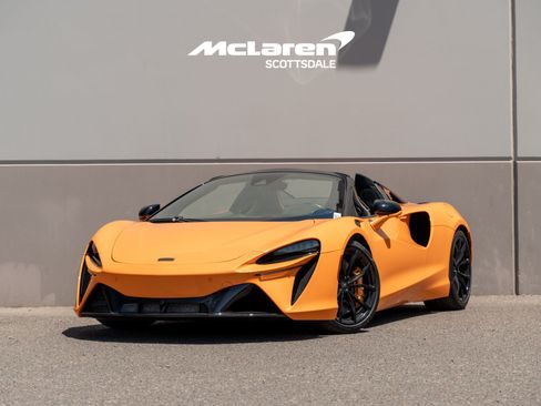 Used 2025 McLaren Artura Spider RWD image 2
