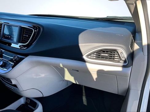 Used 2024 Chrysler Voyager LX image 27