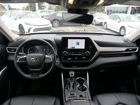 Used 2024 Toyota Highlander XLE image 18