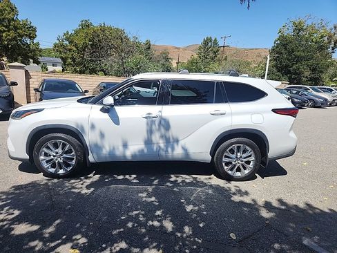 Used 2023 Toyota Highlander Limited FWD image 2