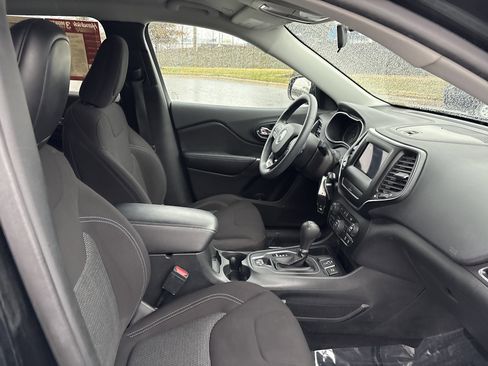 Used 2019 Jeep Cherokee Latitude w/ Popular Appearance Group image 24