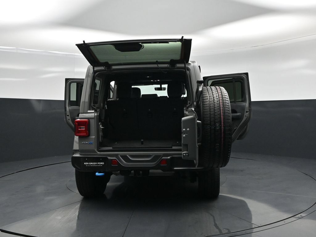 Used 2023 Jeep Wrangler Unlimited Sahara w/ Cold Weather Group AWD/4WD image 31
