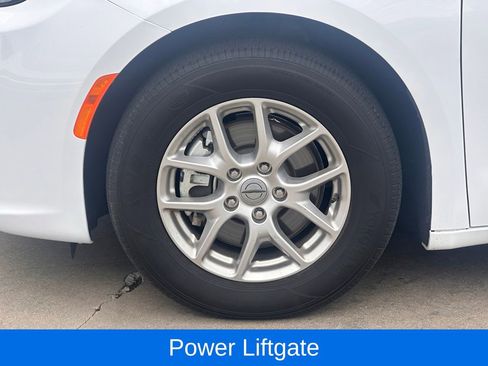 Used 2025 Chrysler Pacifica Select image 9