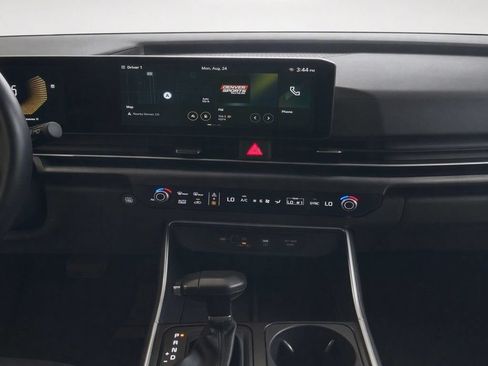 Certified 2025 Kia Carnival FWD image 32