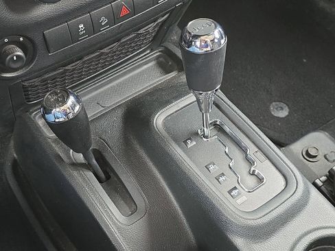 Used 2018 Jeep Wrangler Unlimited Sahara image 17