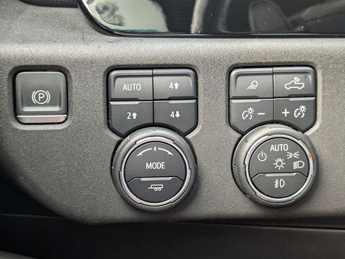 Used 2022 Chevrolet Silverado 1500 High Country w/ High Country Premium Package AWD/4WD image 32