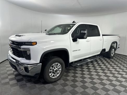 Used 2025 Chevrolet Silverado 2500 LT w/ Convenience Package AWD/4WD image 4