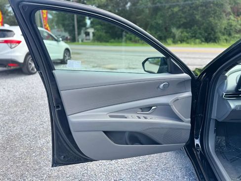 Used 2025 Hyundai Elantra SE FWD image 8