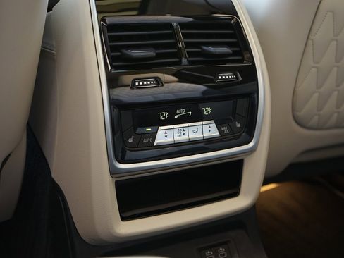 Used 2024 BMW X7 M60i w/ Executive Package image 28