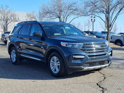Used 2023 Ford Explorer XLT w/ Equipment Group 202A AWD/4WD image 3
