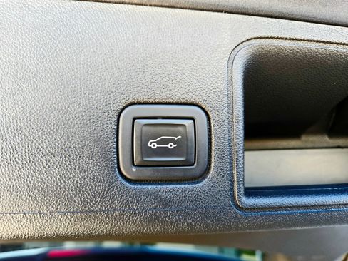 Used 2023 GMC Terrain SLT image 28