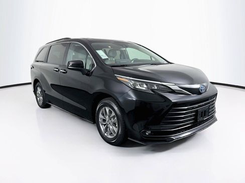 Certified 2025 Toyota Sienna XLE FWD image 10