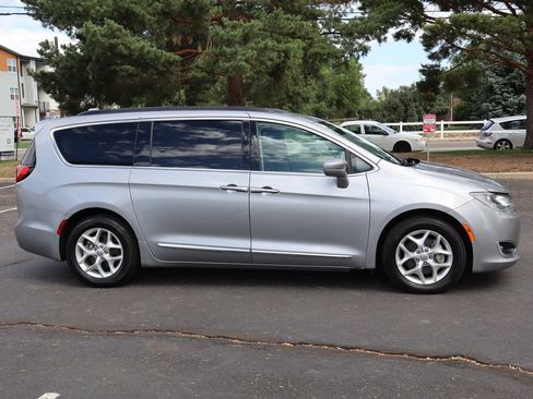 Used 2017 Chrysler Pacifica Touring-L w/ Tire & Wheel Group FWD image 3