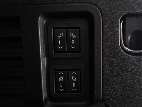 Used 2025 Buick Enclave Avenir image 10