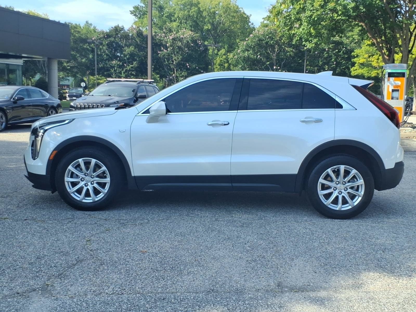 Used 2023 Cadillac XT4 Luxury w/ Cold Weather Package AWD/4WD image 3