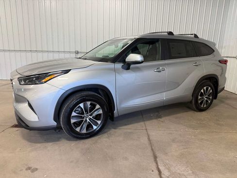 Used 2023 Toyota Highlander XLE AWD/4WD image 2