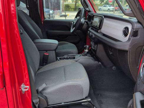 Used 2025 Jeep Wrangler Unlimited Sahara AWD/4WD image 26