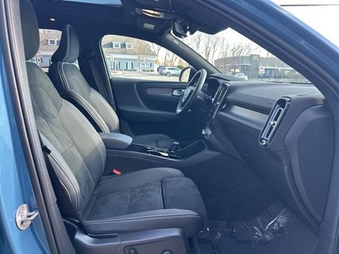 Certified 2025 Volvo XC40 B5 Plus AWD/4WD image 15