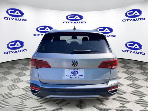 Used 2022 Volkswagen Taos SE FWD image 4