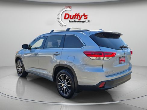 Used 2017 Toyota Highlander SE AWD/4WD image 19
