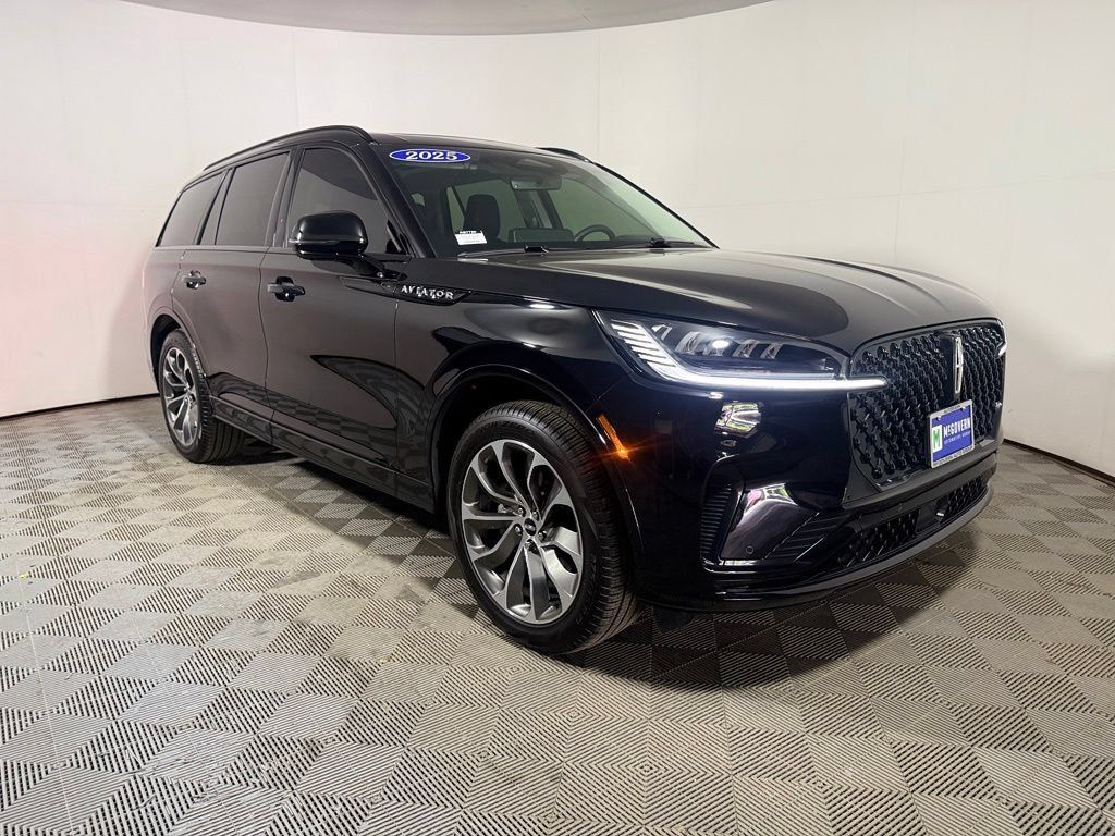 Used 2025 Lincoln Aviator AWD w/ Jet Appearance Package image 9