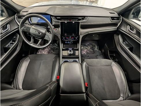 Used 2024 Jeep Grand Cherokee L Laredo image 11