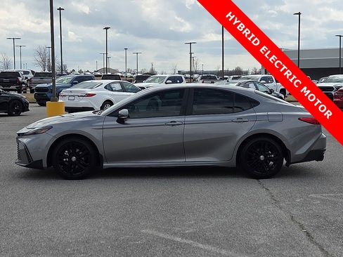 Used 2025 Toyota Camry SE w/ Convenience Package image 3