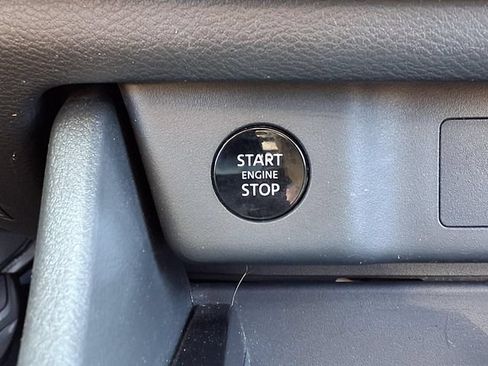 Used 2024 Nissan Rogue S AWD/4WD image 31