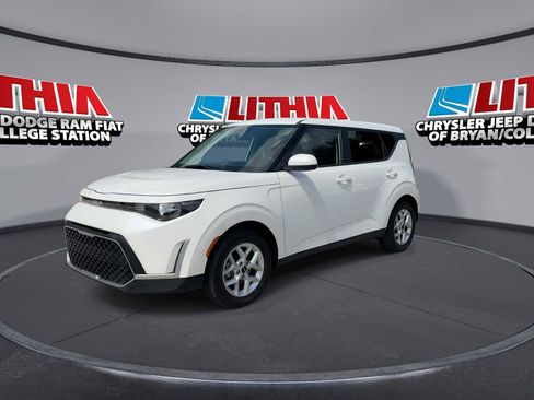 Used 2025 Kia Soul LX w/ LX Technology Package FWD image 4