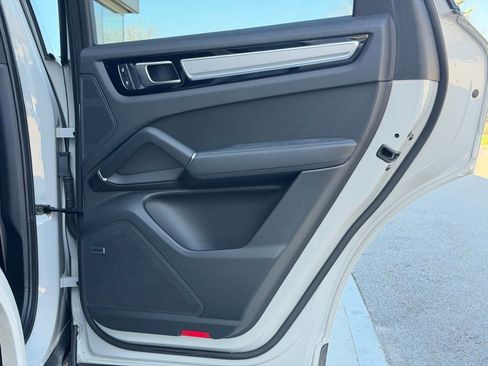 Certified 2023 Porsche Cayenne Platinum Edition AWD/4WD image 18