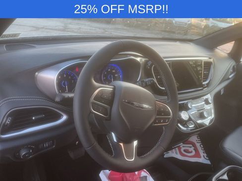 New 2026 Chrysler Pacifica Select image 9